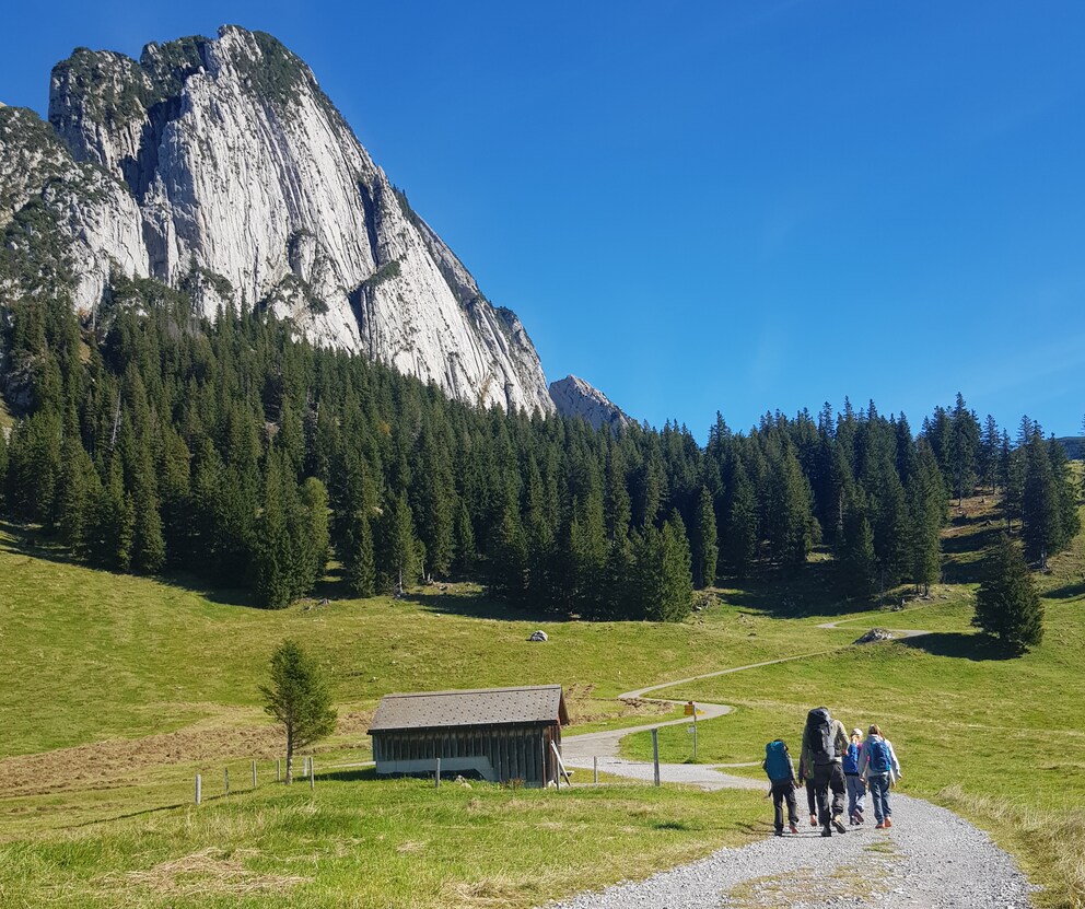 Endlich geht es los mit der Wanderung. Die Szenerie ist atemberaubend.