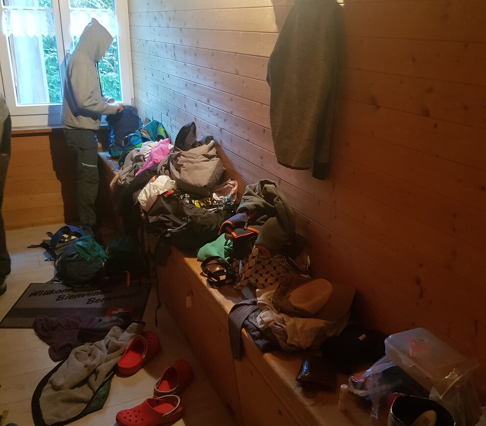 Obwohl wir einen Raum nur für uns haben, breitet sich schnell ein kleines Chaos aus. Wie sieht es wohl aus, wenn 20 Personen hier schlafen?