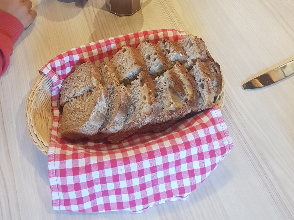 Auch das Brot hat Hüttenwart Peter selbst gebacken.
