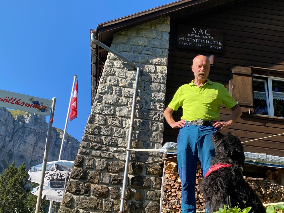 Vor drei Jahren hat Peter, auf dem Bild mit Hund Ghielli, die Hundsteinhütte übernommen.