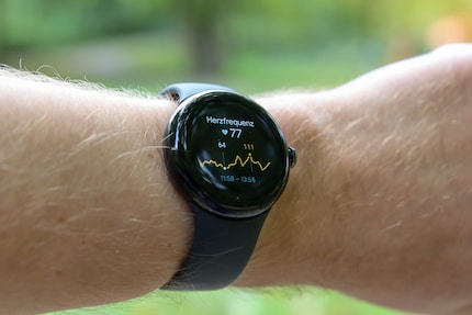 Pulsmessung mit der Pixel Watch.