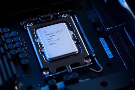 The Intel i5-13600K mostly stays below 50°C with our AIO cooling.