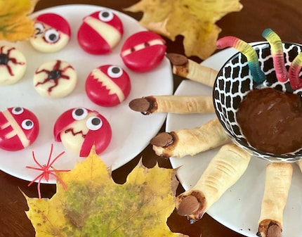Quick and dirty: Babybel monsters and witches fingers made of dough dipped in jam.