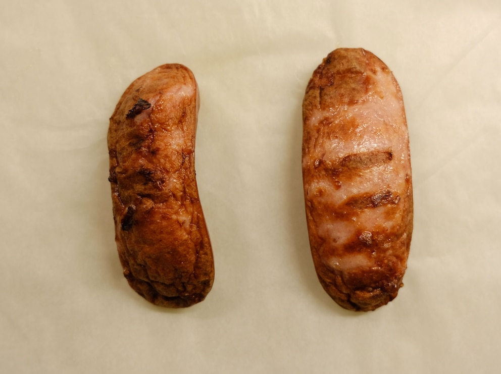 On the left is the cervelat cooked using the «Air Fry» function, on the right using the «Grill» function.