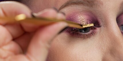 Letzter Schliff: Künstliche Wimpern auftragen.