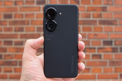 Schlichte und griffige Rückseite des Zenfone 9.