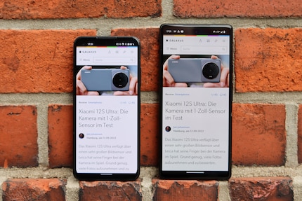 Asus Zenfone 9 im Größenvergleich mit dem Pixel 6 mit 6,4 Zoll großem Display.