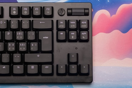Auf der rechten Seiten der Deathstalker V2 Pro TKL hingegen ist alles symmetrisch und wirkt harmonisch.