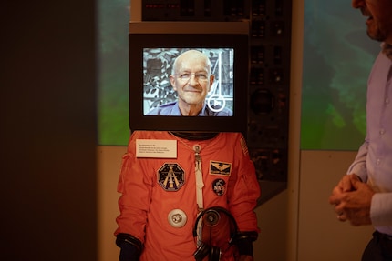 Der Schweizer Astronaut Claude Nicollier spricht zu den Museumsbesuchenden.