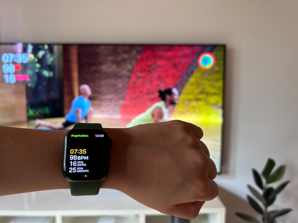  Ein intelligentes Zusammenspiel: die Apple Watch spricht während den Workouts auf Fitness+ mit anderen Geräten.