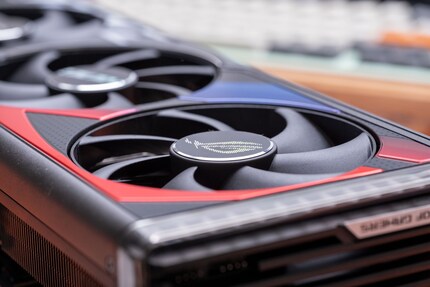 Die drei Lüfter der ROG Strix GeForce RTX 4090 OC halten sie immer kühl.