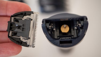 Unter der Klinge des Panasonic MultiShape sammeln sich Haare, doch die Reinigung ist relativ unkompliziert.