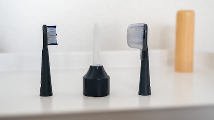 Der Adapter und die beiden Aufsätze des MultiShape: Durch das Verbindungsstück sind die Bürstenköpfe relativ dick.