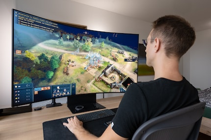 Strategy games are fun on the gigantic screen. I can zoom far out, see more of the battlefield – and the figures are still big enough.