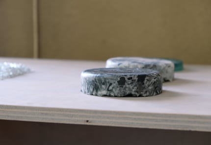 Je nach Art des Rückstands, sind manche Sprenkel der Fliesen rot, blau oder grün.