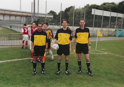 Wetter und Atmosphäre trist, aber das Schiedsrichter-Team ist bester Stimmung. Rechts bin ich als Assistent zu sehen, der in den folgenden 90 Minuten die Seitenlinie beackert.