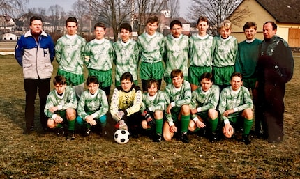 Mannschaftsfoto aus der Junioren-Zeit: Vierter von rechts bin ich. Man hätte mir aufgrund der Grösse Kopfballstärke zutrauen können. War aber nicht so.