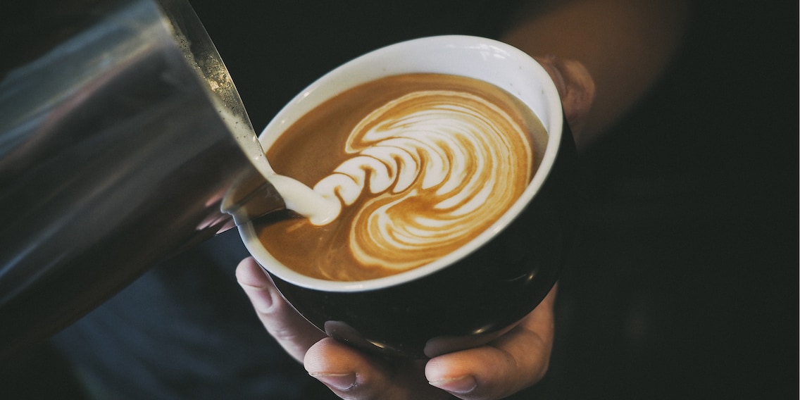 Kuhmilch scheint die gesundheitlichen Vorteile schwarzen Kaffees zunichte zu machen