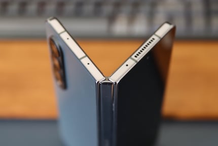 View of the hinge and aluminium frame of the Galaxy Z Fold4.
