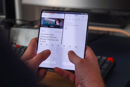 Two apps side by side on the Galaxy Z Fold4. Throw in the keyboard, and things get confusing.