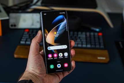 The Galaxy Z Fold4’s outer display is comparatively narrow.