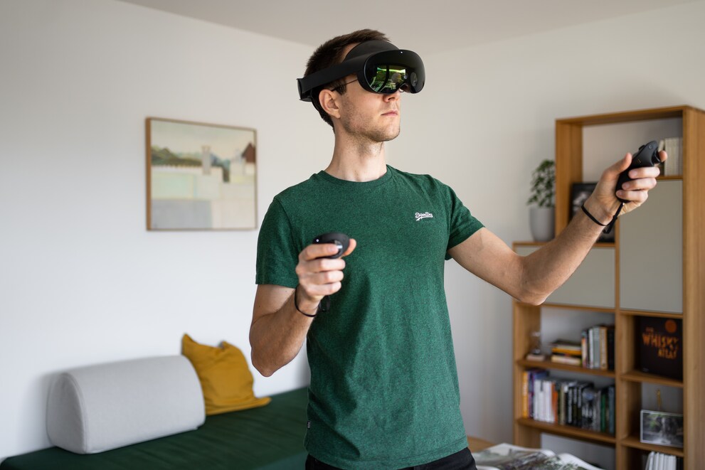 Metas neues Headset Quest Pro fühlt mit seinem Mixed-Reality-Modus futuristisch an.