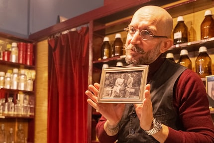 Zwei Tage vor Wiedereröffnung wird dieses Bild der Grosseltern aufgenommen. Hinter der Kamera? Der fünfjährige Sohn Nenad, Nemanjas Vater.