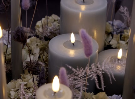 Thanks to its wax shell, this LED candle looks very authentic.
