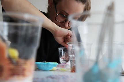 Irmgard Richel kann multitasken: Sie denkt während der Arbeit viel über die dubiosen Geschäfte der Duschkopf-Industrie nach.