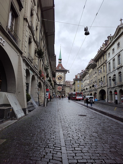When set to automatic, the main camera takes a nice picture of the Zytglogge tower in Bern.