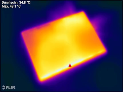 The case registered 48.1 °C at the warmest point after nine minutes of multi-core Cinebench testing.