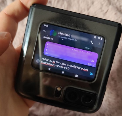 Short messages can be written more or less elegantly on the Quick View display.
