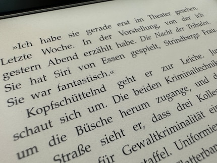Auf dem Foto in Nahaufnahme wirkt die Schrift ausgefranster, als ich ich sie im Alltag wahrnehme.