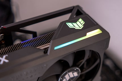 Die zwei Beleuchtungszonen der Asus TUF Gaming GeForce RTX 4080 OC Edition