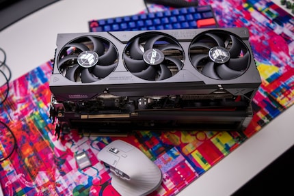 Ein Monster kommt selten allein: die Asus TUF Gaming GeForce RTX 4080 OC Edition auf der ROG Strix GeForce RTX 4090 OC
