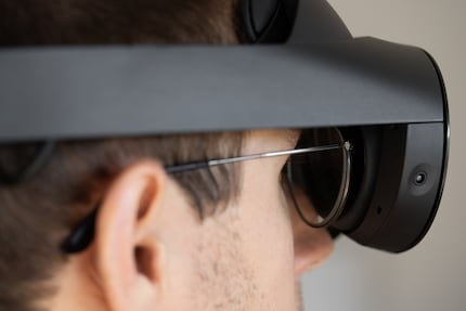 Dank des offenen Designs kann ich das Headset mit aufgesetzter Brille tragen.