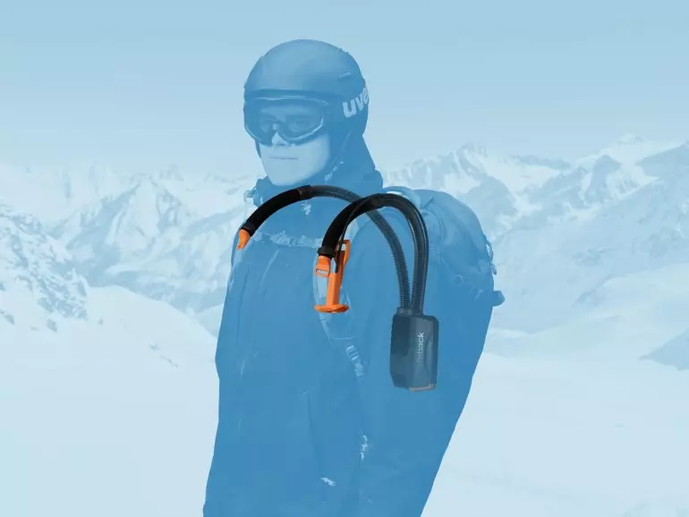 Steuereinheit und Luftschläuche des SBX. Die Schläuche werden an den Rucksackgurten befestigt, der T-förmige Griff aktiviert das System.