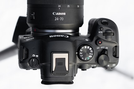 Thumbs-up: the video/photo switch on the left. Thumbs-down: the record button on the right has no resistance.
