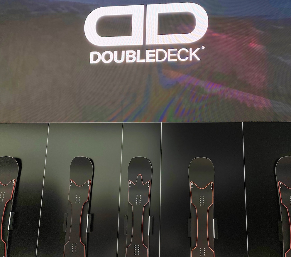 Futuristisch anmutende Snowboards von Doubledeck an der ISPO in München.