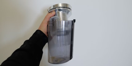 Zieht ab und zu Dreck wieder raus: Staubbehälter des Rowenta X-Force.