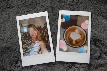 Entgegen hartnäckiger Meinungen entwickelt sich das Instax-Foto innert zwei Minuten von selbst.