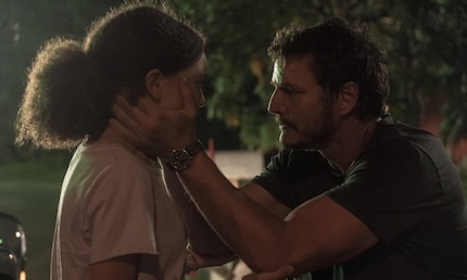 Sarah (Nico Parker) and Joel (Pedro Pascal) on the run in «The Last of Us».