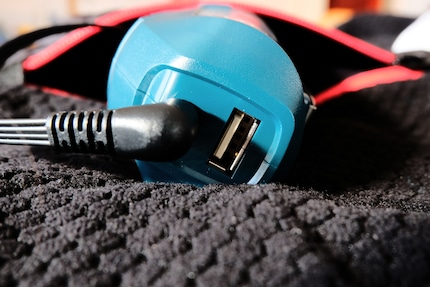 Dieser Akku wird stets mitgetragen. Dafür gibt's auch einen USB-Port.