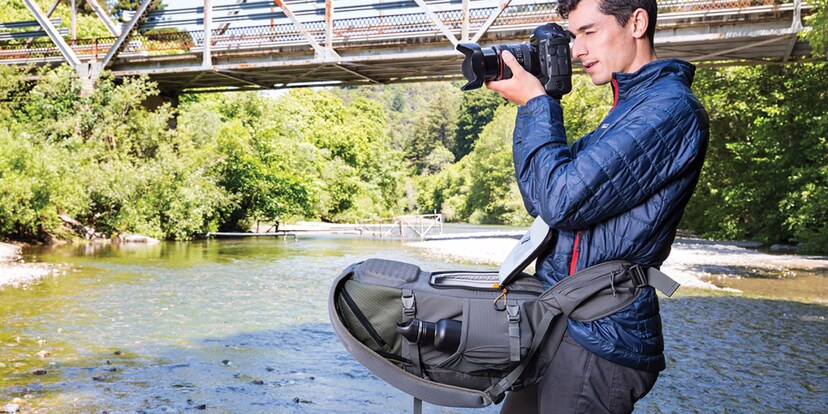 Vielseitig: Entnehme dein Gear, ohne den Rucksack absetzen zu müssen.