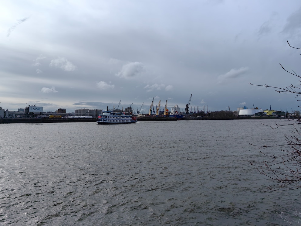 Blick über die Elbe auf zwei Schiffe und zwei Musicalhallen.