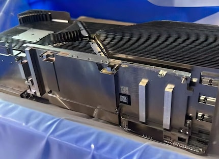 The board of the RTX 4090 Ti is said to be installed vertically behind the metal cover.