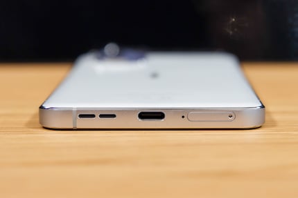 Aufgeladen wird der Akku über einen USB-C-Anschluss.