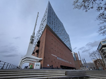 Die Weitwinkelkamera bekommt die gesamte Elbphilharmonie auf das Bild.