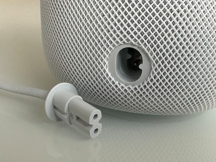 Natürlich gibt es bei Apple keinen Standardstecker, sondern eine eigene Konstruktion fürs Stromkabel.