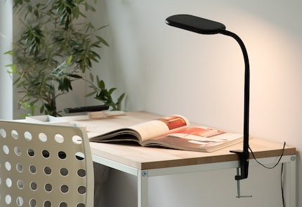 «Kelly» ist eine schlichte Schreibtischlampe. Selbst ihre Schalter sind im Leuchtenkopf integriert.